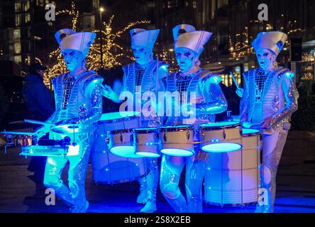 London, Großbritannien. Januar 2025. Funken! Am Eröffnungsabend ihres interaktiven Light Festivals treten LED-Trommler rund um die Battersea Power Station auf und zeigen die Arbeit von acht Studios, die alle ein Debüt in Großbritannien oder London geben, vom 23. Januar bis 23. Februar. Quelle: Eleventh Photography/Alamy Live News Stockfoto