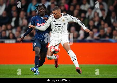 Während des UEFA Champions League-Spiels zwischen Real Madrid und Red Bull Salzburg FC spielte er am 22. Januar 2025 im Santiago Bernabeu Stadion in Madrid. (Foto: Bagu Blanco / PRESSINPHOTO) Kylian Mbappe von Real Madrid Stockfoto