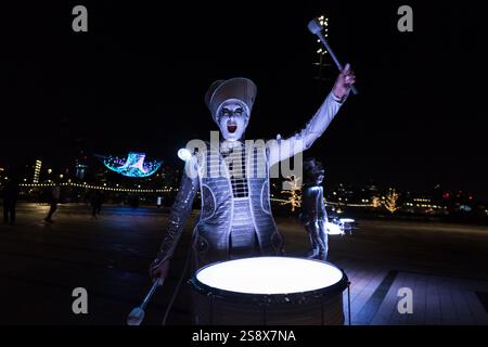 London, Großbritannien. Januar 2025. LED-Schlagzeuger tritt während des jährlichen Light Festivals der Battersea Power Station in London auf. Der interaktive Kunstlehrpfad zeigt acht Lichtinstallationen, die innerhalb und außerhalb des Kraftwerksgebäudes leuchten. Quelle: Wiktor Szymanowicz/Alamy Live News Stockfoto