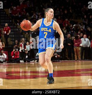 Die UCLA Bruins-Guardin Elina Aarnisalo (7) will in der ersten Halbzeit ein Spiel gegen die Rutgers Scarlet Knights während eines Big 10 Conference Spiels in der Jersey MikeÃs Arena in Piscataway, New Jersey am Donnerstag, den 23. Januar 2025, spielen. Duncan Williams/CSM (Bild: © Duncan Williams/Cal Sport Media) Stockfoto