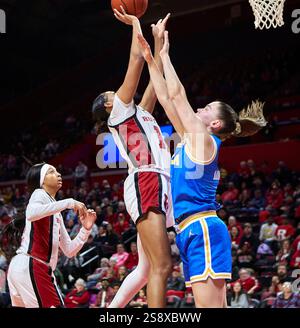Rutgers Scarlet Knights Stürmer JoJo Lacey (14) schießt gegen UCLA Bruins in der zweiten Hälfte Elina Aarnisalo (7) während eines Big 10 Conference Spiels in der Jersey MikeÕs Arena in Piscataway, New Jersey am Donnerstag, 23. Januar 2025. Duncan Williams/CSM Stockfoto