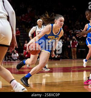 Die UCLA Bruins-Wächterin Elina Aarnisalo (7) dringt am Donnerstag, den 23. Januar 2025, während eines Big 10 Conference Spiels in der Jersey MikeÃs Arena in Piscataway in New Jersey gegen die Rutgers Scarlet Knights vor. Duncan Williams/CSM (Bild: © Duncan Williams/Cal Sport Media) Stockfoto
