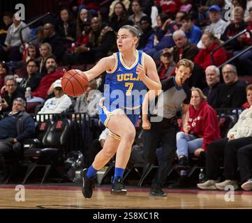 UCLA Bruins Guardin Elina Aarnisalo (7) schiebt den Ball gegen die Rutgers Scarlet Knights in der ersten Halbzeit während eines Big 10 Conference Spiels in der Jersey MikeÕs Arena in Piscataway, New Jersey am Donnerstag, den 23. Januar 2025. Duncan Williams/CSM Stockfoto