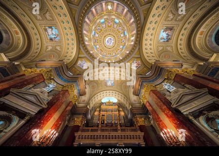 12.12.25. Budapest, Ungarn. Im Inneren der Basilika St. Stephan, ungarischer Name ist Szent Istvan bazilika Stockfoto