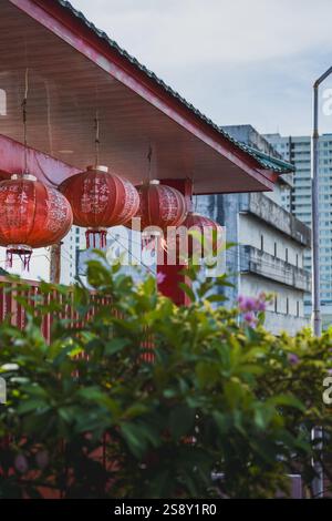 Ein farbenfrohes Bild chinesischer Laternen, die in einer Reihe hängen. Diese Laternen bestehen in der Regel aus Seide oder Papier und werden oft von innen beleuchtet. Stockfoto