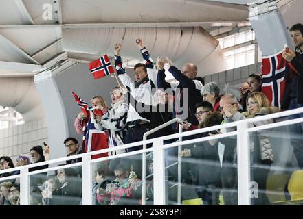 (250124) -- TURIN, 24. Januar 2025 (Xinhua) -- Zuschauer jubeln nach dem Eisstockschießen der Männer bei den FISU Winter World University Games 2025 in Turin, Italien, 23. Januar 2025. (Xinhua/Zhang Fan) Stockfoto