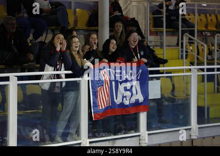 (250124) -- TURIN, 24. Januar 2025 (Xinhua) -- Zuschauer jubeln das Team der Vereinigten Staaten während des Eisstockgoldenspiels zwischen Norwegen und den Vereinigten Staaten bei den FISU Winter World University Games 2025 in Turin, Italien, 23. Januar 2025. (Xinhua/Zhang Fan) Stockfoto