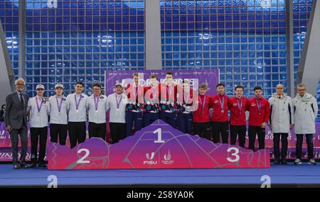 (250124) -- TURIN, 24. Januar 2025 (Xinhua) -- Goldmedaillenmannschaft Norwegen (C), Silbermedaillengewinner der Vereinigten Staaten (L) und Bronze-Medaillengewinner-Team Schweiz posieren für Fotos bei der Preisverleihung nach dem Lockenspiel der Männer zwischen Norwegen und den Vereinigten Staaten bei den FISU Winter World University Games 2025 in Turin, Italien, 23. Januar 2025. (Xinhua/Zhang Fan) Stockfoto
