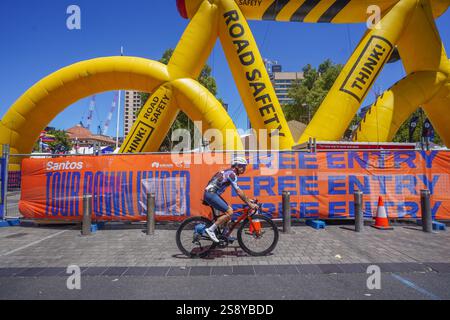 Adelaide, Australien 24. Januar 2025 Ein riesiges aufblasbares Fahrrad mit der Markierung Straßensicherheit wird auf dem Victoria Square Adelaide für die Santos Tour Down Under Cycling Race ausgestellt. Die Santos Tour Down Under ist die erste Veranstaltung des internationalen Pro-Cycling-Kalenders, die ab dem 17-26. Januar in und um Adelaide stattfindet. Gutschrift. Amer Ghazzal/Alamy Live News Stockfoto
