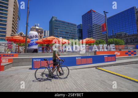 Adelaide, Australien 24. Januar 2025 Ein Radfahrer hat auf dem Victoria Square Adelaide für die Santos Tour Down Under Cycling Race gezeigt. Die Santos Tour Down Under ist die erste Veranstaltung des internationalen Pro-Cycling-Kalenders, die ab dem 17-26. Januar in und um Adelaide stattfindet. Gutschrift. Amer Ghazzal/Alamy Live News Stockfoto
