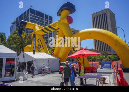 Adelaide, Australien 24. Januar 2025 Ein riesiges aufblasbares Fahrrad mit der Markierung Straßensicherheit wird auf dem Victoria Square Adelaide für die Santos Tour Down Under Cycling Race ausgestellt. Die Santos Tour Down Under ist die erste Veranstaltung des internationalen Pro-Cycling-Kalenders, die ab dem 17-26. Januar in und um Adelaide stattfindet. Gutschrift. Amer Ghazzal/Alamy Live News Stockfoto