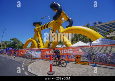 Adelaide, Australien 24. Januar 2025 Ein riesiges aufblasbares Fahrrad mit der Markierung Straßensicherheit wird auf dem Victoria Square Adelaide für die Santos Tour Down Under Cycling Race ausgestellt. Die Santos Tour Down Under ist die erste Veranstaltung des internationalen Pro-Cycling-Kalenders, die ab dem 17-26. Januar in und um Adelaide stattfindet. Gutschrift. Amer Ghazzal/Alamy Live News Stockfoto