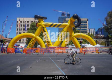Adelaide, Australien 24. Januar 2025 Ein riesiges aufblasbares Fahrrad mit der Markierung Straßensicherheit wird auf dem Victoria Square Adelaide für die Santos Tour Down Under Cycling Race ausgestellt. Die Santos Tour Down Under ist die erste Veranstaltung des internationalen Pro-Cycling-Kalenders, die ab dem 17-26. Januar in und um Adelaide stattfindet. Gutschrift. Amer Ghazzal/Alamy Live News Stockfoto