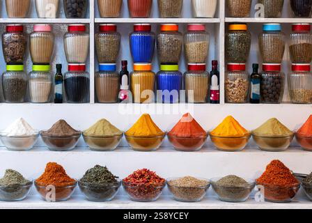 Bunte Gewürze und Farbstoffe auf dem Souk-Markt in Kairo, Ägypten Stockfoto