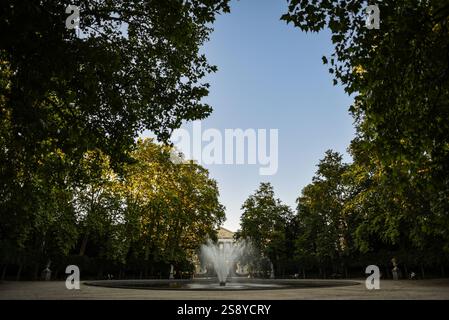 Entspannende Abendszene im Parc de Bruxelles - Brüssel, Belgien Stockfoto