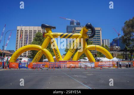 Adelaide, Australien 24. Januar 2025 Ein riesiges aufblasbares Fahrrad mit der Markierung Straßensicherheit wird auf dem Victoria Square Adelaide für die Santos Tour Down Under Cycling Race ausgestellt. Die Santos Tour Down Under ist die erste Veranstaltung des internationalen Pro-Cycling-Kalenders, die ab dem 17-26. Januar in und um Adelaide stattfindet. Gutschrift. Amer Ghazzal/Alamy Live News Stockfoto