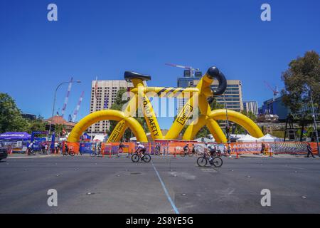 Adelaide, Australien 24. Januar 2025 Ein riesiges aufblasbares Fahrrad mit der Markierung Straßensicherheit wird auf dem Victoria Square Adelaide für die Santos Tour Down Under Cycling Race ausgestellt. Die Santos Tour Down Under ist die erste Veranstaltung des internationalen Pro-Cycling-Kalenders, die ab dem 17-26. Januar in und um Adelaide stattfindet. Gutschrift. Amer Ghazzal/Alamy Live News Stockfoto