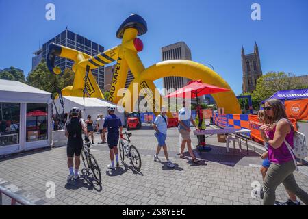 Adelaide, Australien 24. Januar 2025 Ein riesiges aufblasbares Fahrrad mit der Markierung Straßensicherheit wird auf dem Victoria Square Adelaide für die Santos Tour Down Under Cycling Race ausgestellt. Die Santos Tour Down Under ist die erste Veranstaltung des internationalen Pro-Cycling-Kalenders, die ab dem 17-26. Januar in und um Adelaide stattfindet. Gutschrift. Amer Ghazzal/Alamy Live News Stockfoto