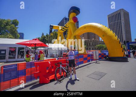 Adelaide, Australien 24. Januar 2025 Ein riesiges aufblasbares Fahrrad mit der Markierung Straßensicherheit wird auf dem Victoria Square Adelaide für die Santos Tour Down Under Cycling Race ausgestellt. Die Santos Tour Down Under ist die erste Veranstaltung des internationalen Pro-Cycling-Kalenders, die ab dem 17-26. Januar in und um Adelaide stattfindet. Gutschrift. Amer Ghazzal/Alamy Live News Stockfoto
