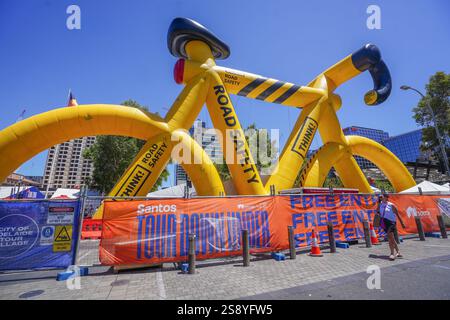 Adelaide, Australien 24. Januar 2025 Ein riesiges aufblasbares Fahrrad mit der Markierung Straßensicherheit wird auf dem Victoria Square Adelaide für die Santos Tour Down Under Cycling Race ausgestellt. Die Santos Tour Down Under ist die erste Veranstaltung des internationalen Pro-Cycling-Kalenders, die ab dem 17-26. Januar in und um Adelaide stattfindet. Gutschrift. Amer Ghazzal/Alamy Live News Stockfoto
