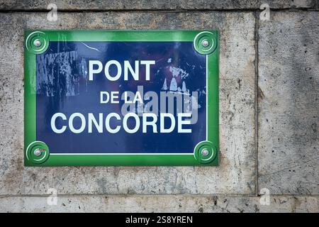 Schild für die Brücke Pont de la Concorde über die seine, Paris, Frankreich. Stockfoto