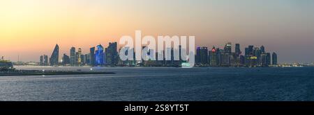 Doha, Katar - 4. Januar 2025: Faszinierender Blick auf die Skyline von Doha während der Abenddämmerung mit modernen Wolkenkratzern und leuchtenden Lichtern der Stadt Stockfoto