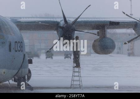 Marc Williams aus North Carolina und CPL Eric Hogarth aus Utah, beide starre Flugzeuge mit Marine Stockfoto