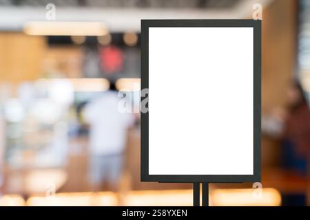 Stellen Sie die Vorlage für den Posterrahmen im Café-Tisch und die Innenwerbung der Sitze nach. Vertikales leeres Werbeplakat am Eingang des Restaurants Stockfoto