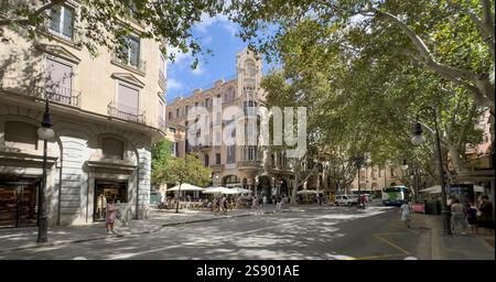 Mallorca, Spanien, 6. September 2024 Menschen gehen auf der Straße im Stadtzentrum von Palma – auch bekannt als Palma de Mallorca, Hauptstadt und größte Stadt von Ha Ba Stockfoto