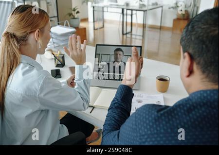 Geschäftstreffen per Videoanruf in moderner Büroumgebung Stockfoto