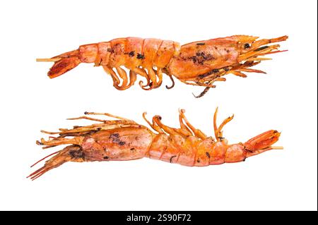 Spieße mit gegrillten roten argentinischen Garnelen Langostino Austral isoliert auf weißem Hintergrund. Draufsicht. Stockfoto