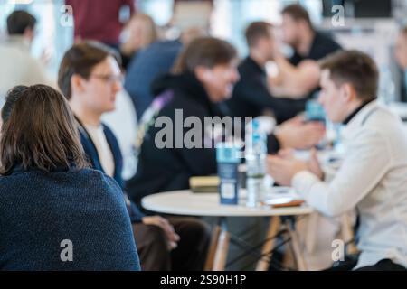 Gruppe von Fachleuten diskutiert Ideen an einem Konferenztisch, um Teamarbeit und Zusammenarbeit zu fördern. Stockfoto