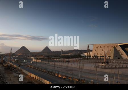 In der Nähe des Pyramidenkomplexes von Gizeh bei Sonnenaufgang, Ägypten Stockfoto