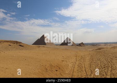 Panoramablick auf drei Pyramiden von gizeh in der Nähe von El Kairo. Ägypten Stockfoto
