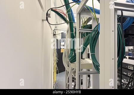 Glasfaser und Hub im Serverraum, Computertechnik Stockfoto