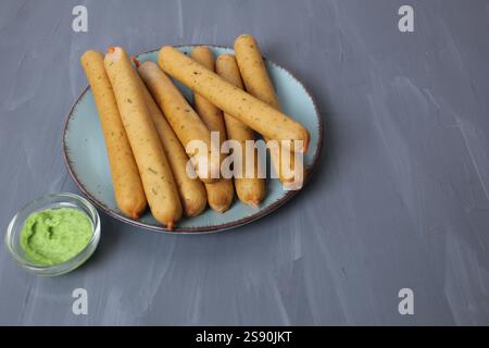 Wurstprodukte auf einem Teller auf grauem Hintergrund mit Platz für Text Copyspace Seitenansicht. Das Konzept der hausgemachten Würstchen. Stockfoto