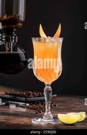 Alkoholischer Luxuscocktail mit Kaffee und Orange auf dunklem Hintergrund Stockfoto