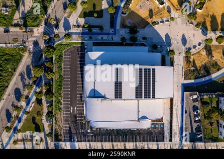 Blick von oben auf den großen Pavillon auf dem Platz Lyon in San Pedro de Alcantara Stockfoto