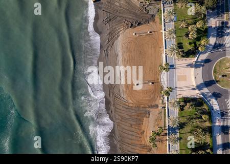 Luftlinie der Marbella-Sonnenküste in Spanien. Blick von oben nach unten auf die Wellen des Mittelmeers, die sich am Strand und Boulevard von San Pedro de Alcantara einschlagen Stockfoto
