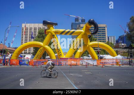 Adelaide, Australien 24. Januar 2025 Ein riesiges aufblasbares Fahrrad mit der Markierung Straßensicherheit wird auf dem Victoria Square Adelaide für die Santos Tour Down Under Cycling Race ausgestellt. Die Santos Tour Down Under ist die erste Veranstaltung des internationalen Pro-Cycling-Kalenders, die ab dem 17-26. Januar in und um Adelaide stattfindet. Gutschrift. Amer Ghazzal/Alamy Live News Stockfoto