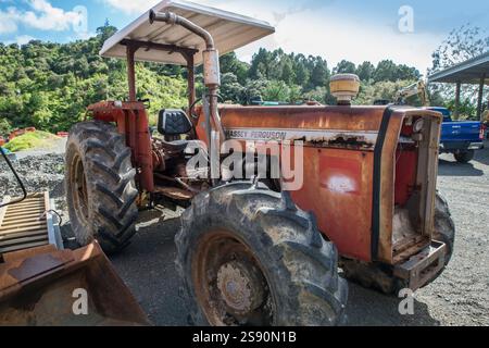 Ein alter, rostiger, gut gebrauchter Massey Ferguson-Traktor Stockfoto