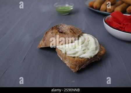 Buchweizen-Brötchen mit Käse im Atelier. Stockfoto