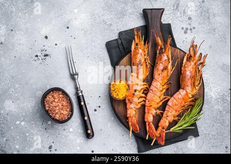 Fischspieße mit gegrillten roten argentinischen Garnelen, Garnelen Langostino Austral. Grauer Hintergrund. Draufsicht. Stockfoto