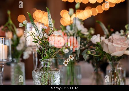 Romantisches Blumenmotiv in einer Vase mit leuchtendem Bokeh-Hintergrund Stockfoto