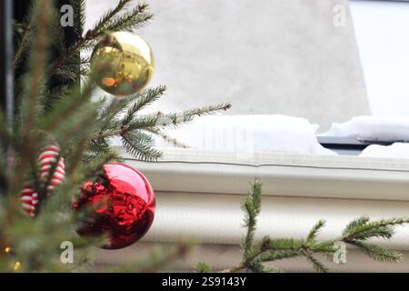 Die Zweige des Baumes sind mit Weihnachtskugeln verziert Stockfoto