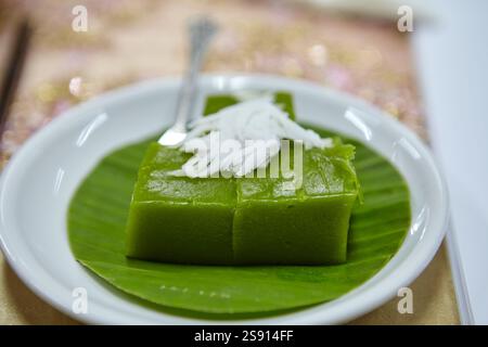 Nahaufnahme des Pandan Süßpudding auf Bananenblatt Stockfoto