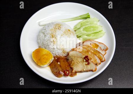 Nahaufnahme von Barbecue Pork Rice in Teller Stockfoto