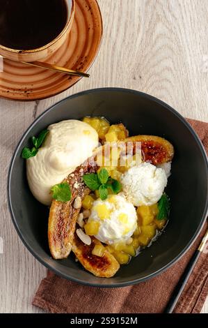 Eis mit karamelisierter Banane und Mango Stockfoto