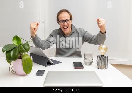 Ein glücklicher Moment für diesen jungen energischen Unternehmer. Stockfoto