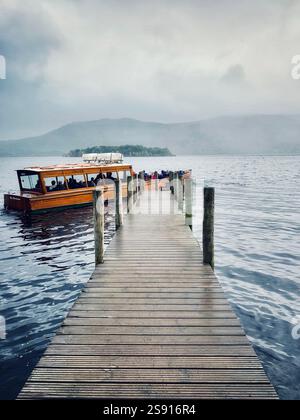 Ein hölzernes Passagierboot am High Brandelhow Jetty auf Derwentwater, Keswick im Lake District, England Stockfoto
